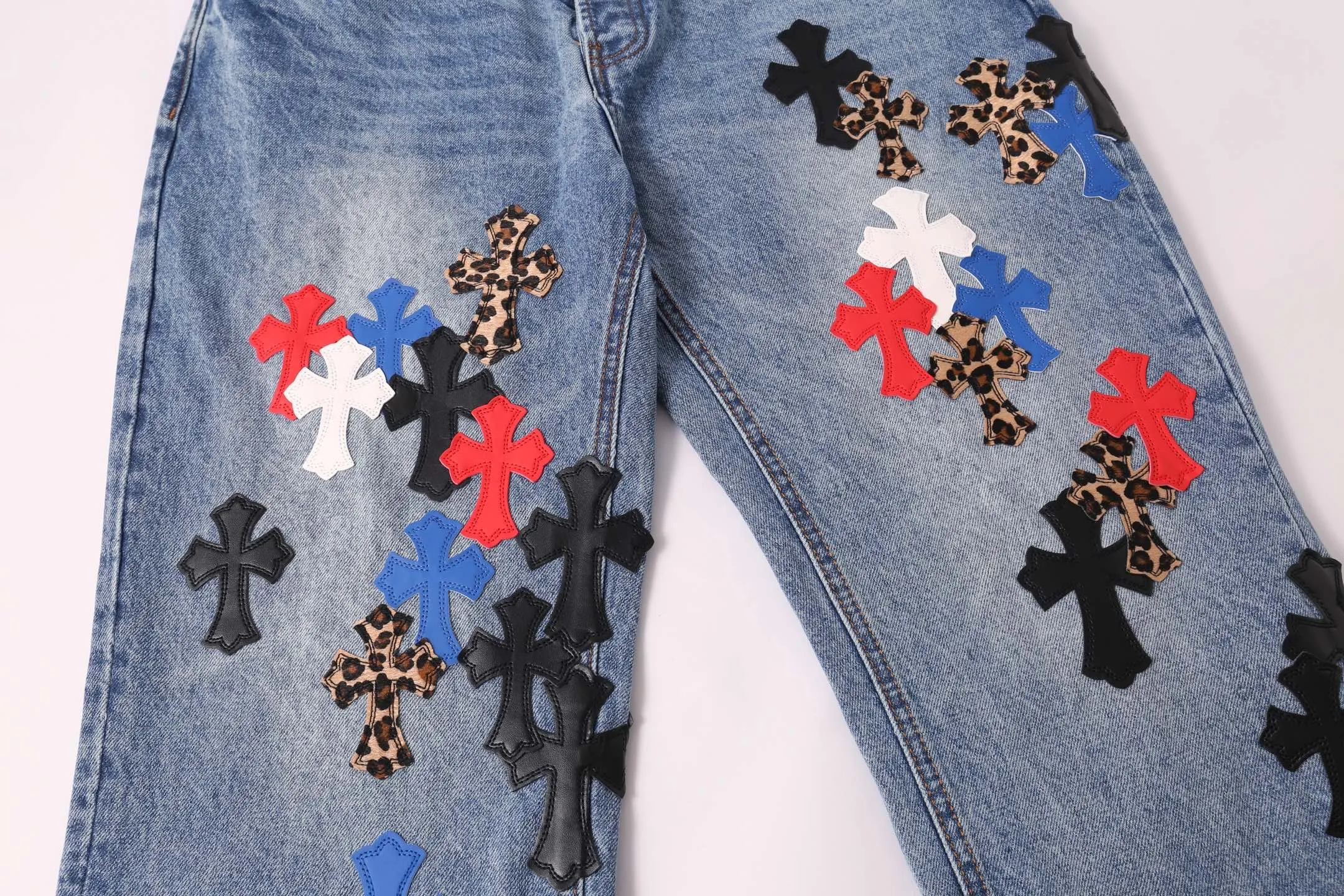 P280 Style No.: H882 Chrome Heart & Chrome Heart Blue Pants Colored Leather Heavy Duty Jeans ChromeHearts#Design Jeans Invincible Texture Ceiling-Level Jeans Hard to Find at the Counter‼ ️ Cross patchwork leather jeans, top-notch heavy-duty washing process, calfskin laser-cut cross, distressed silver hardware, straight version to make the upper body slimmer, that lesbian style Color: blue Size: 28-30-32-34-36